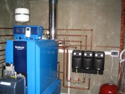 Установка напольного газового котла.